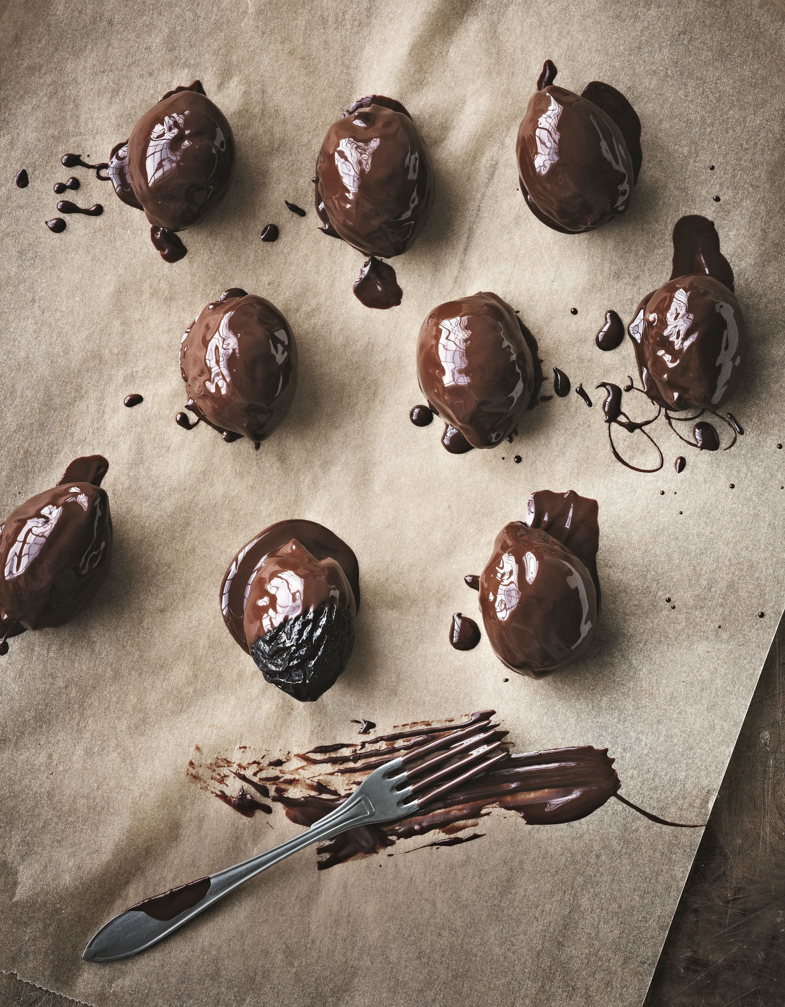 Fyldte svesker med marcipan og chokolade