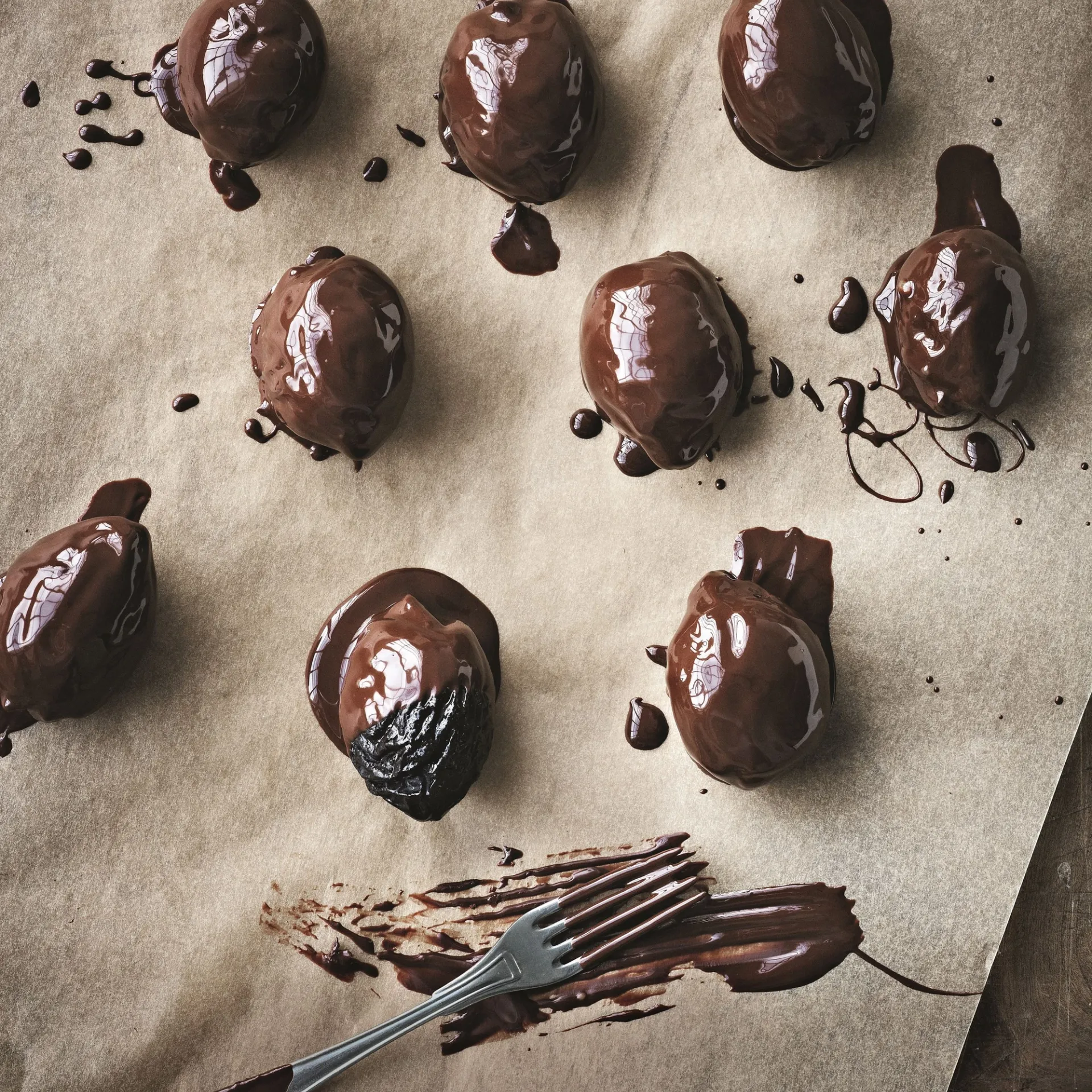 Fyldte svesker med marcipan og chokolade