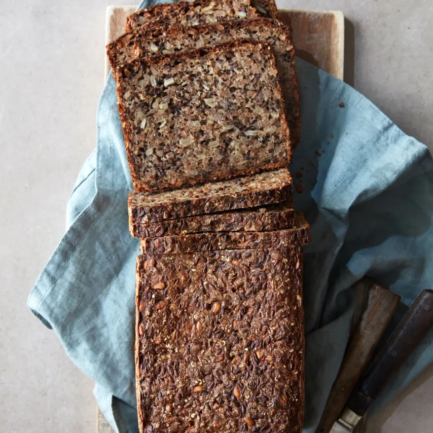 Solsikkerugbrød med hørfrø og kærnemælk