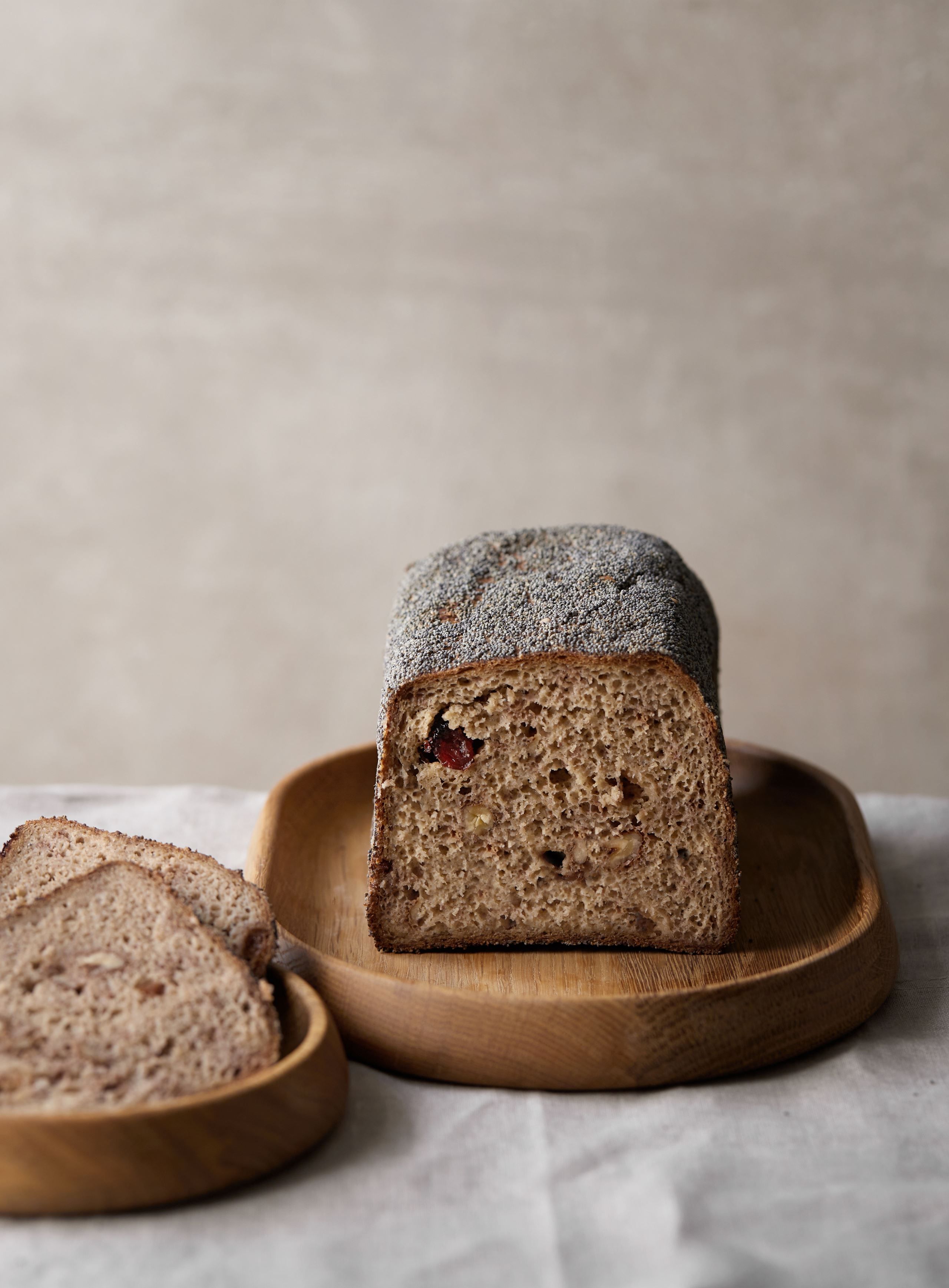 Glutenfrit valnøddebrød  med tranebær og birkes