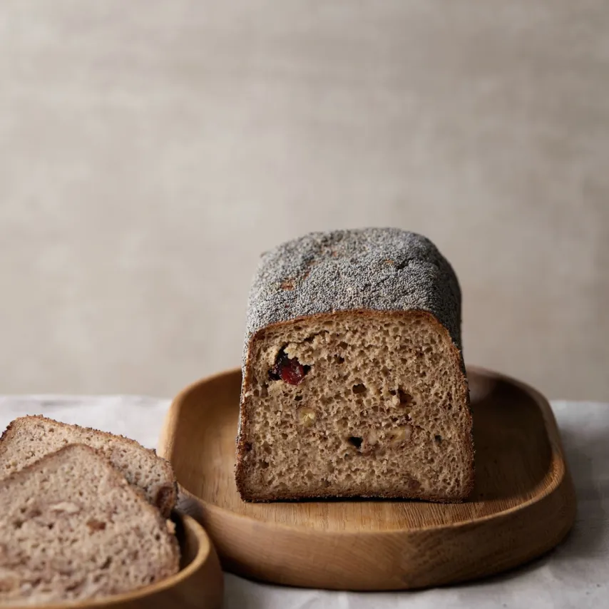 Glutenfrit valnøddebrød med tranebær og birkes