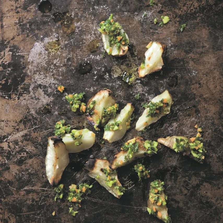 Bagte jordskokker med grønkålssalsa