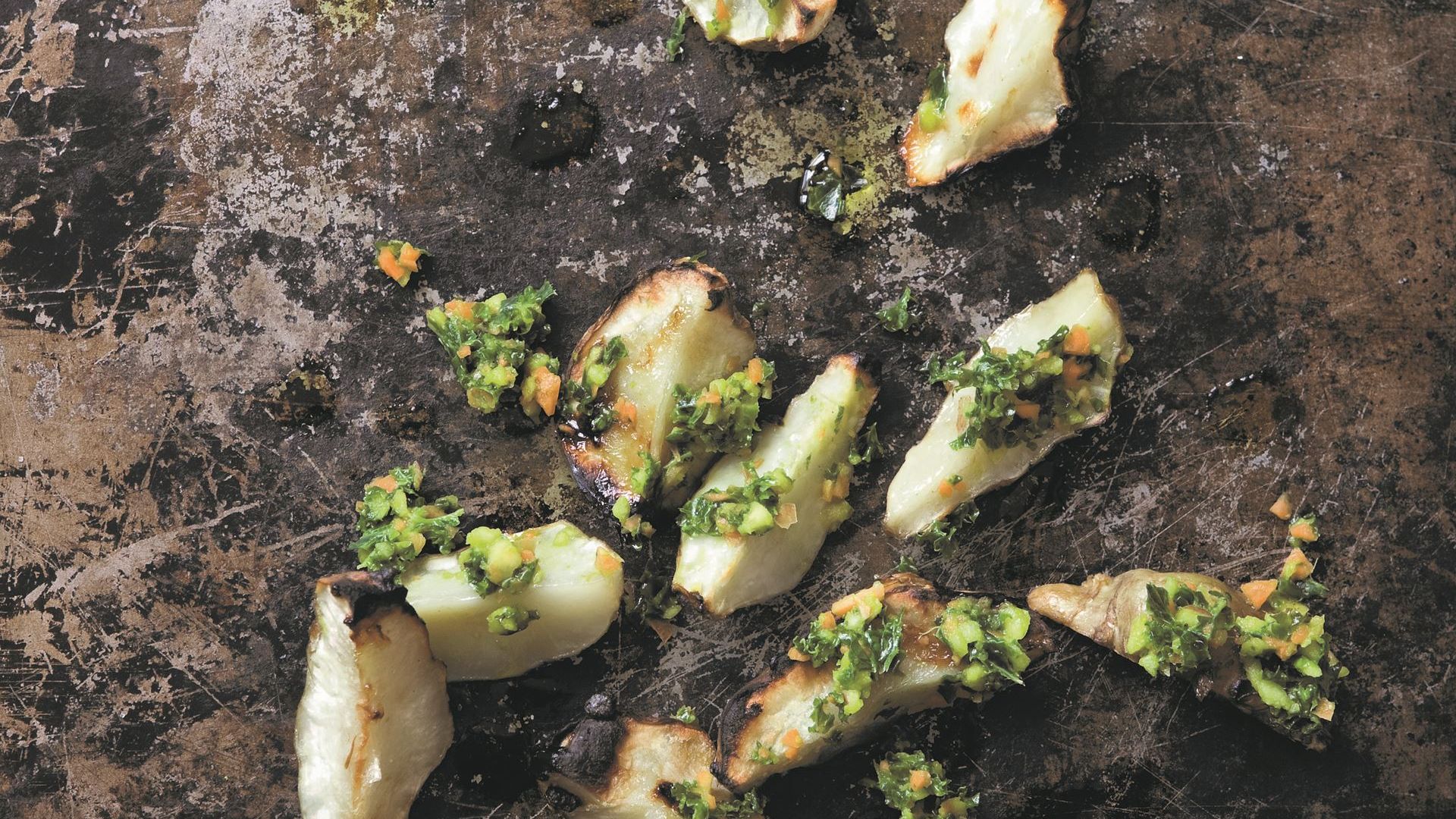 Bagte jordskokker med grønkålssalsa