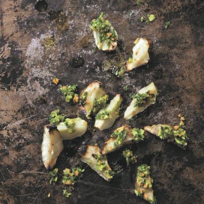 Bagte jordskokker med grønkålssalsa