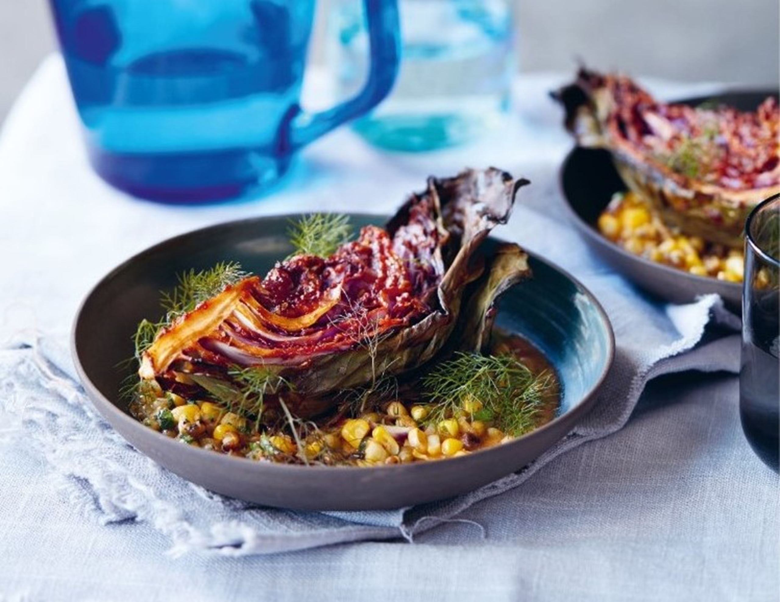 Rød spidskål bagt i barbecuesauce med mungbønner, majs og løg