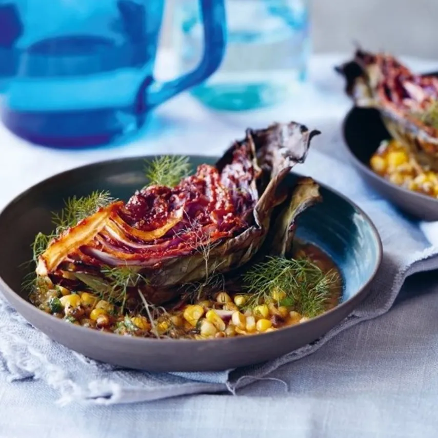Rød spidskål bagt i barbecuesauce med mungbønner, majs og løg
