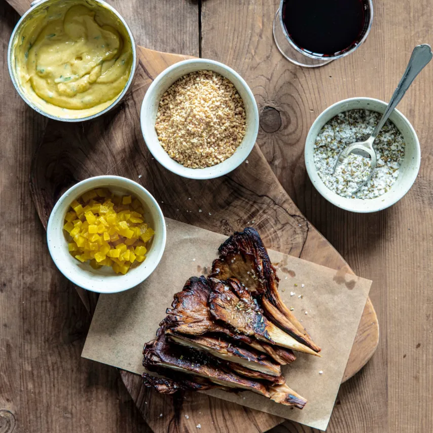 Sprøde snacksvampe m. hasselnødder, syrlige beder og bearnaise-dip