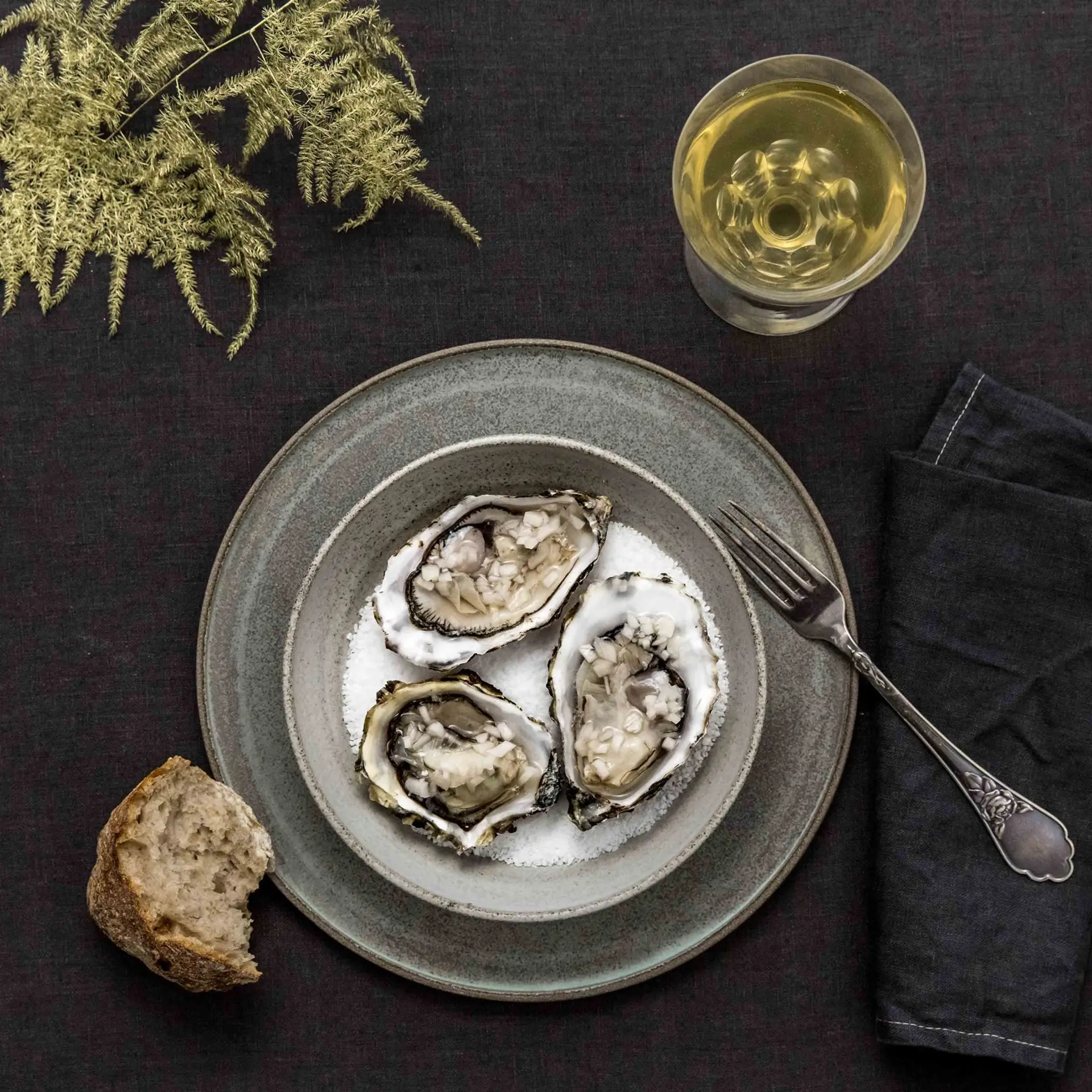 Limfjordsøsters med æble-peberrods vinaigrette