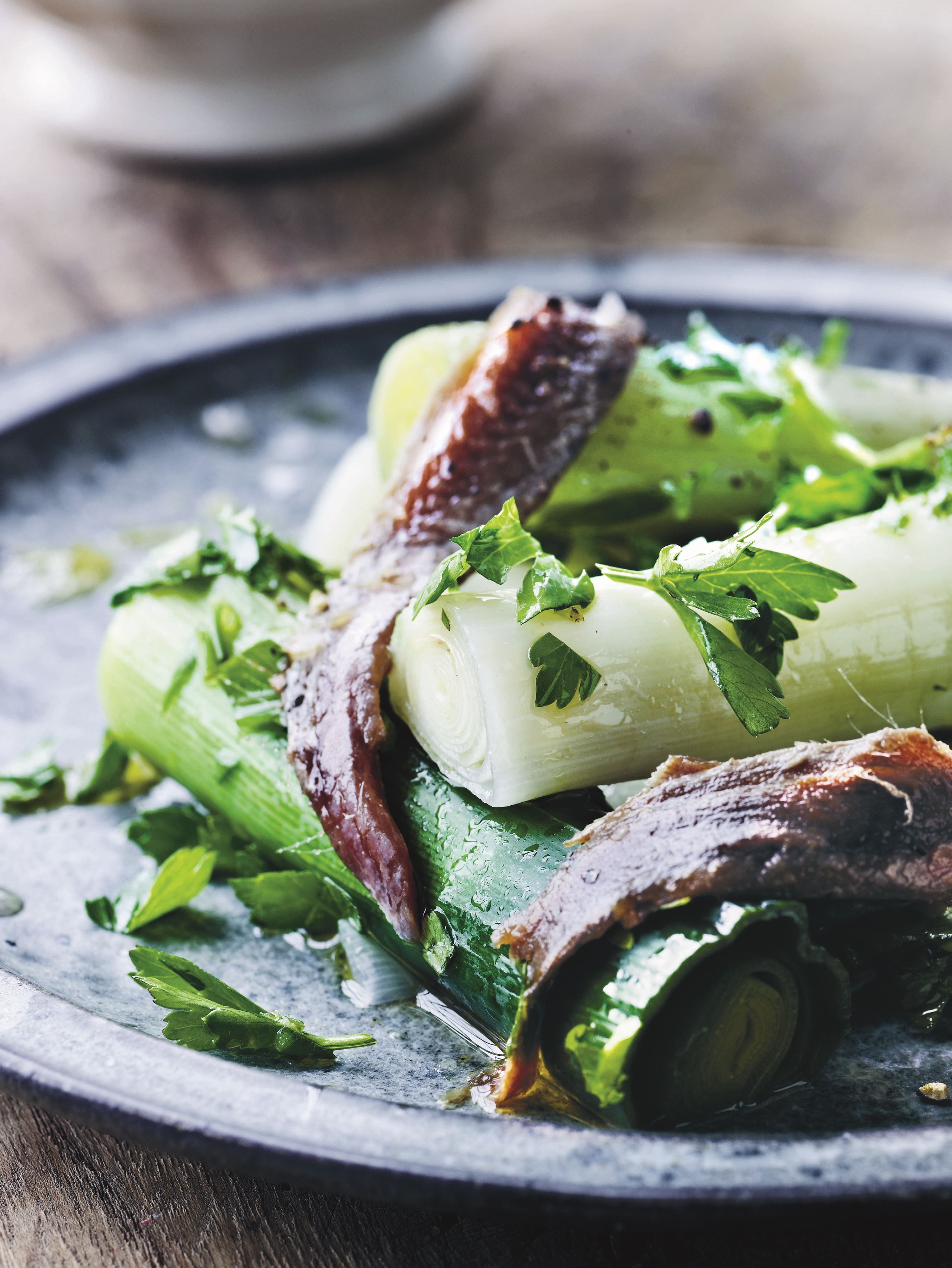 Kogte porrer med vinaigrette af persille ansjoser