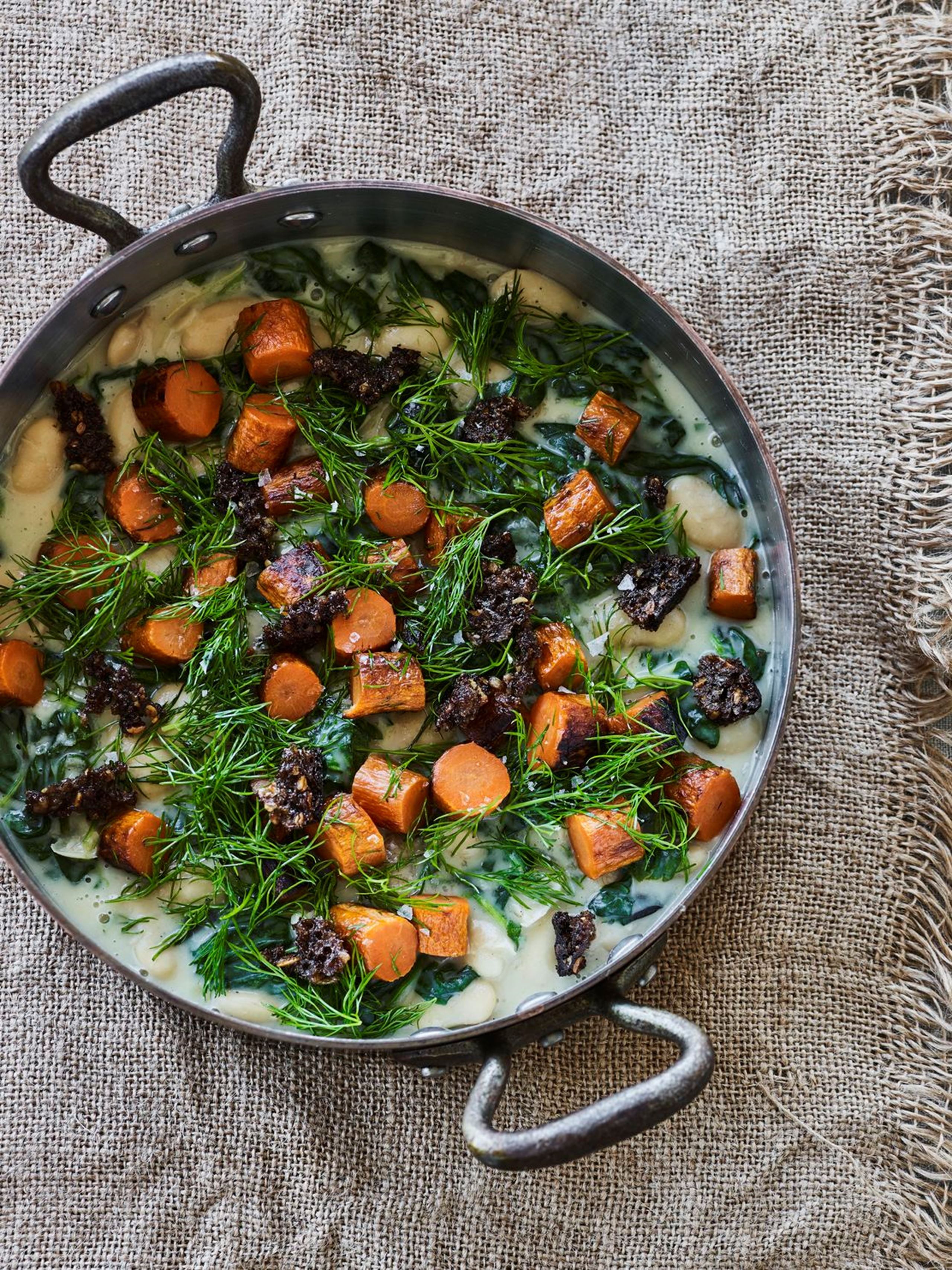 Frikasse af brændte gulerødder, spinat og dild