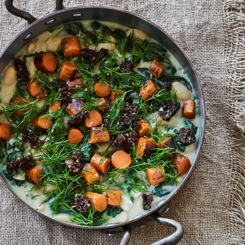 Frikasse af brændte gulerødder, spinat og dild