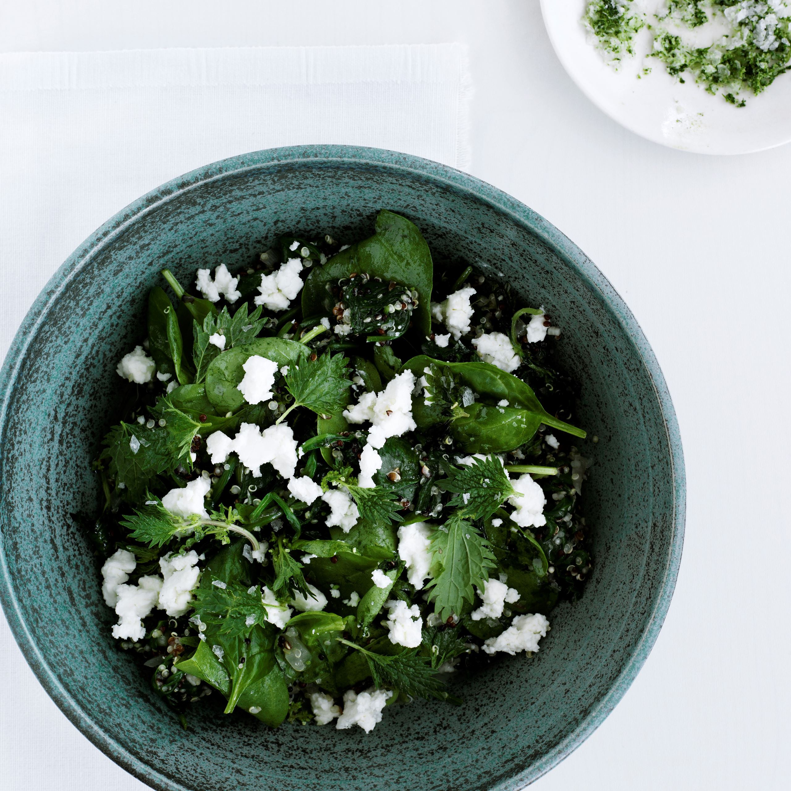 Quinoasalat med spinat, brændenælder og feta