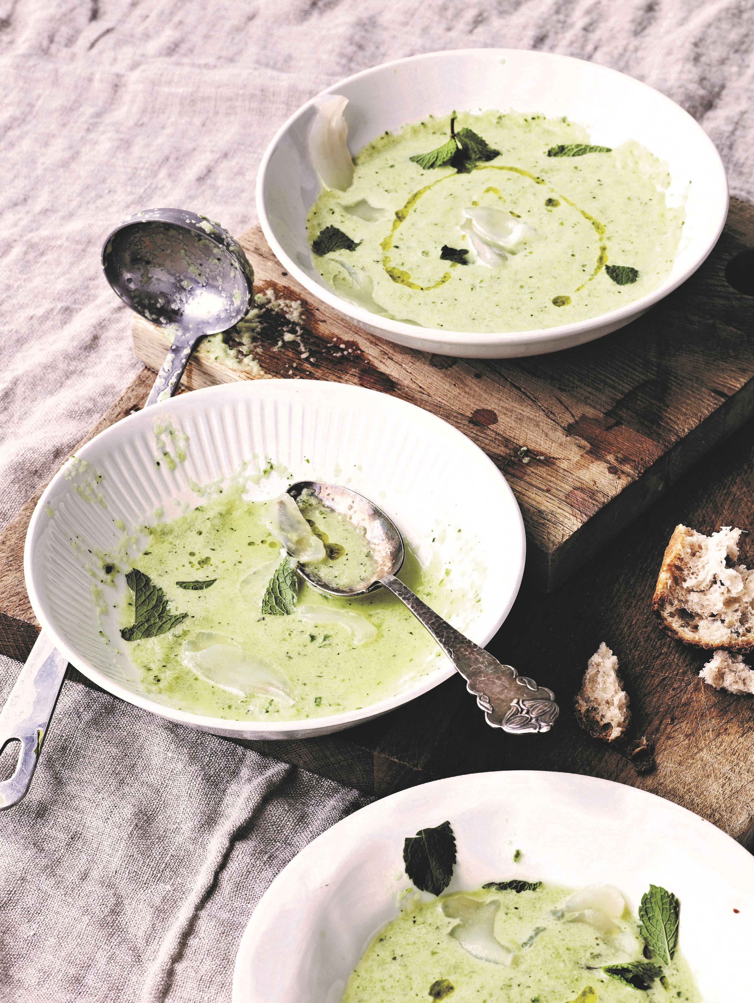 Kold agurkesuppe med mynte og rimmet multe