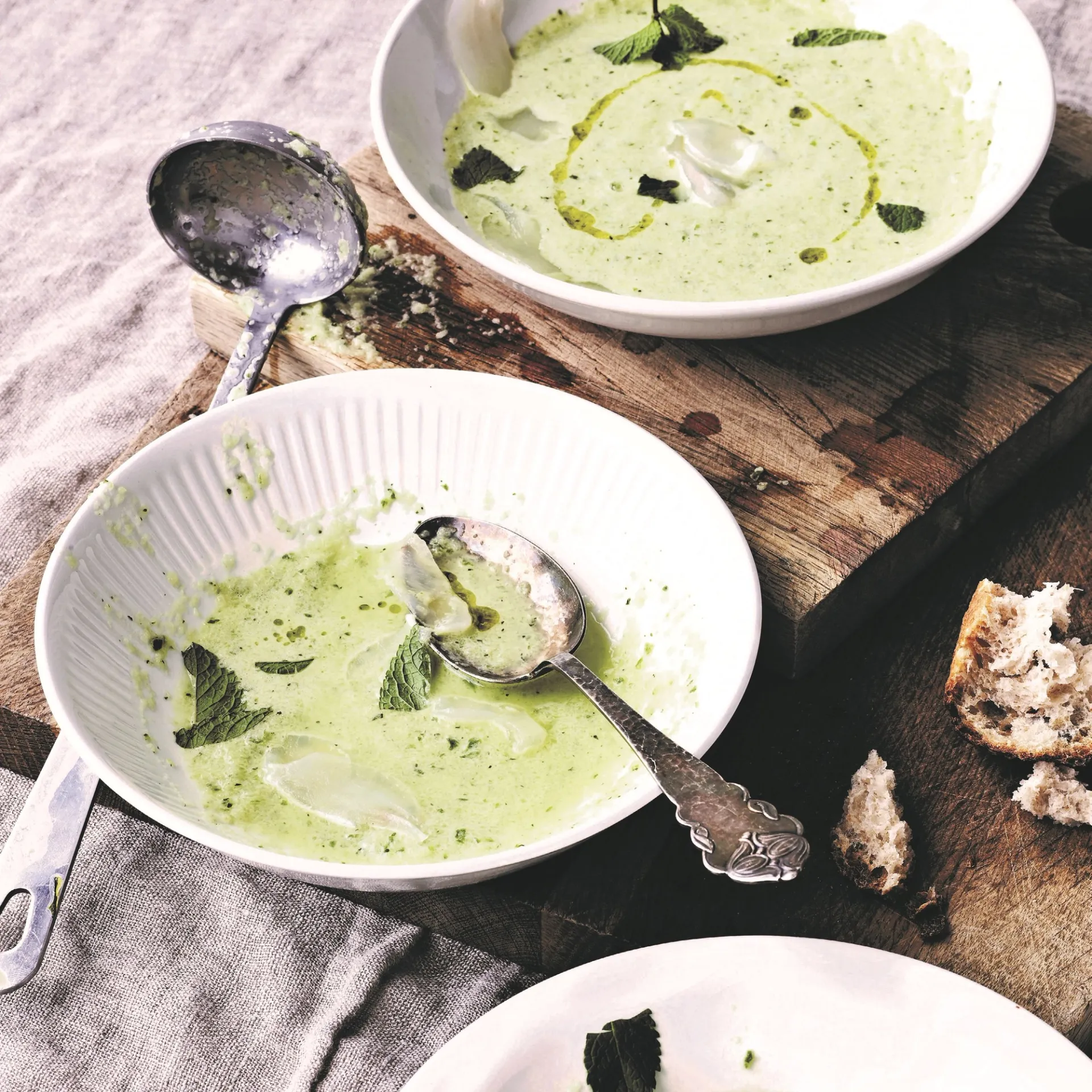 Kold agurkesuppe med mynte og rimmet multe