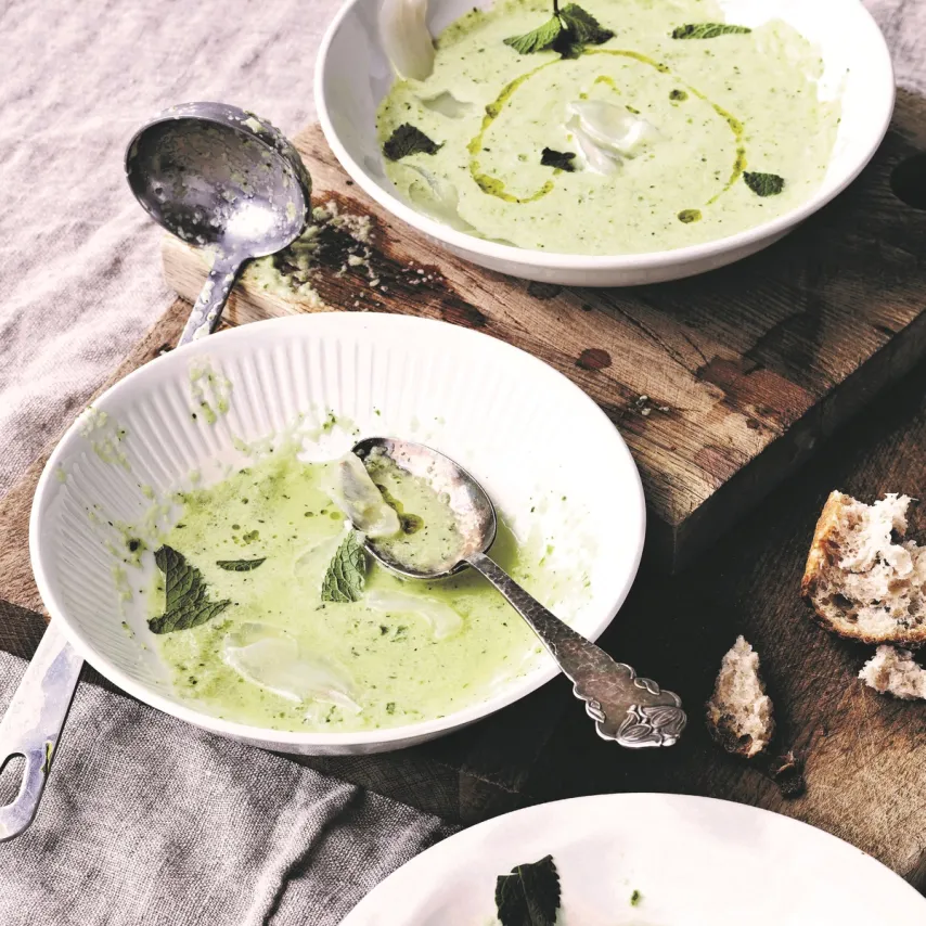 Kold agurkesuppe med mynte og rimmet multe