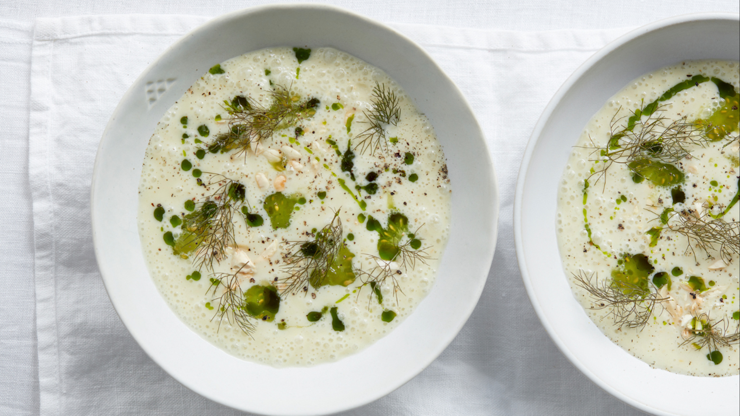 Kold hvidløgssuppe med hvide bønner, grønne tomater og ristede mandler