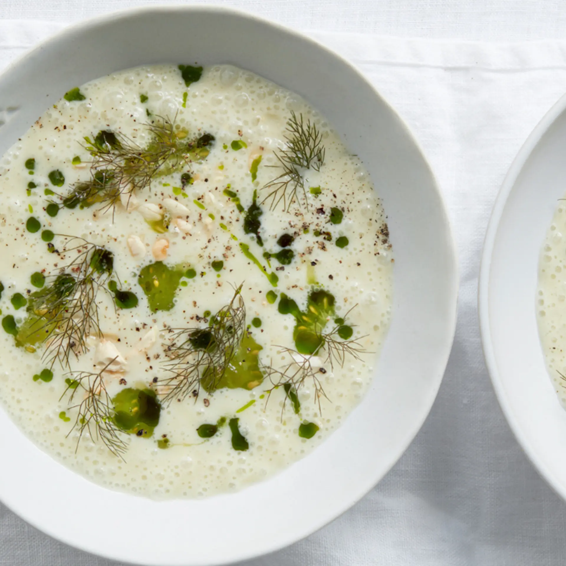 Kold hvidløgssuppe med hvide bønner, grønne tomater og ristede mandler