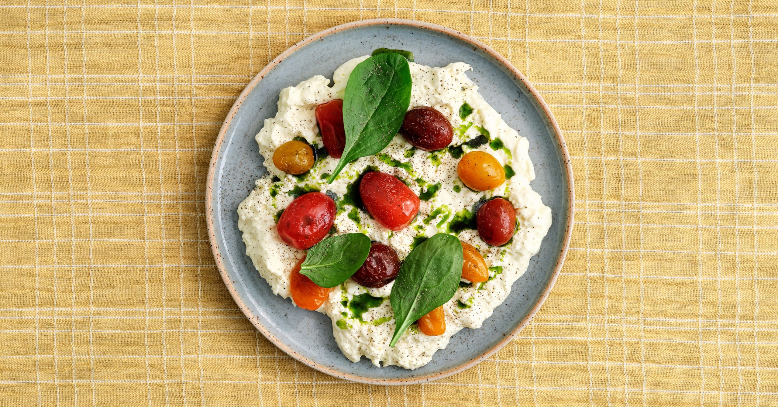 Stracciatella med syltede tomater og urteolie