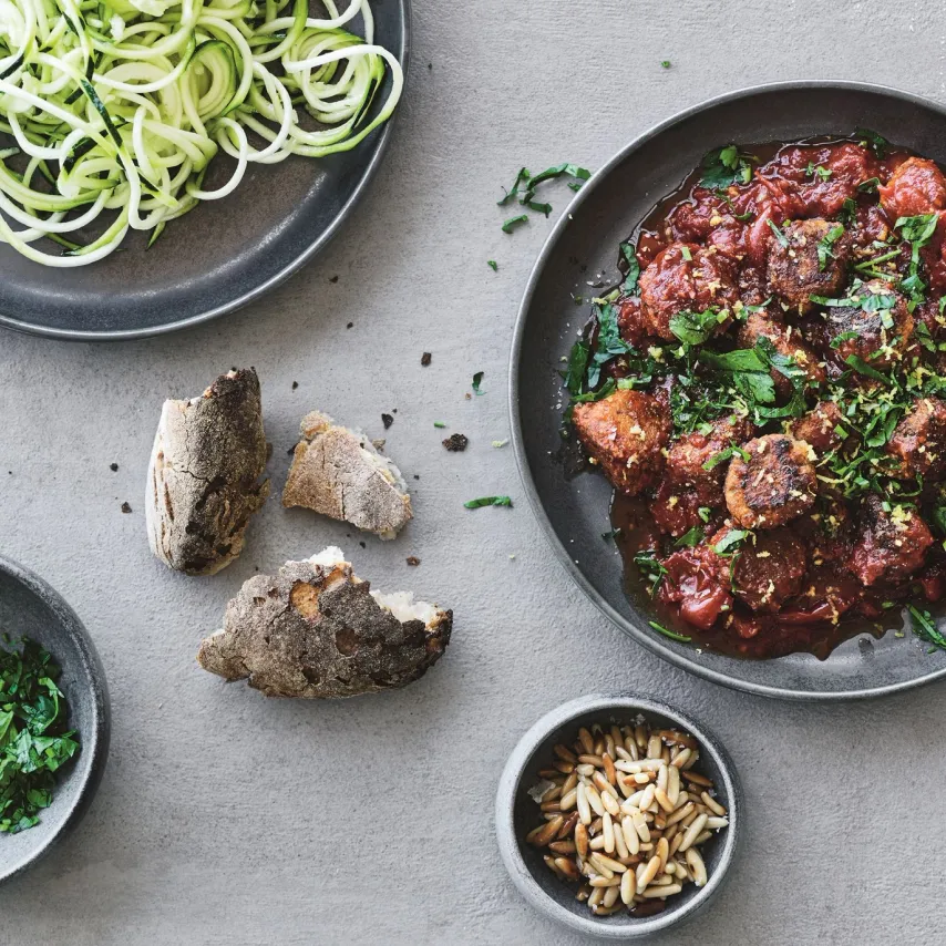 Squashpasta og linseboller i tomatsauce