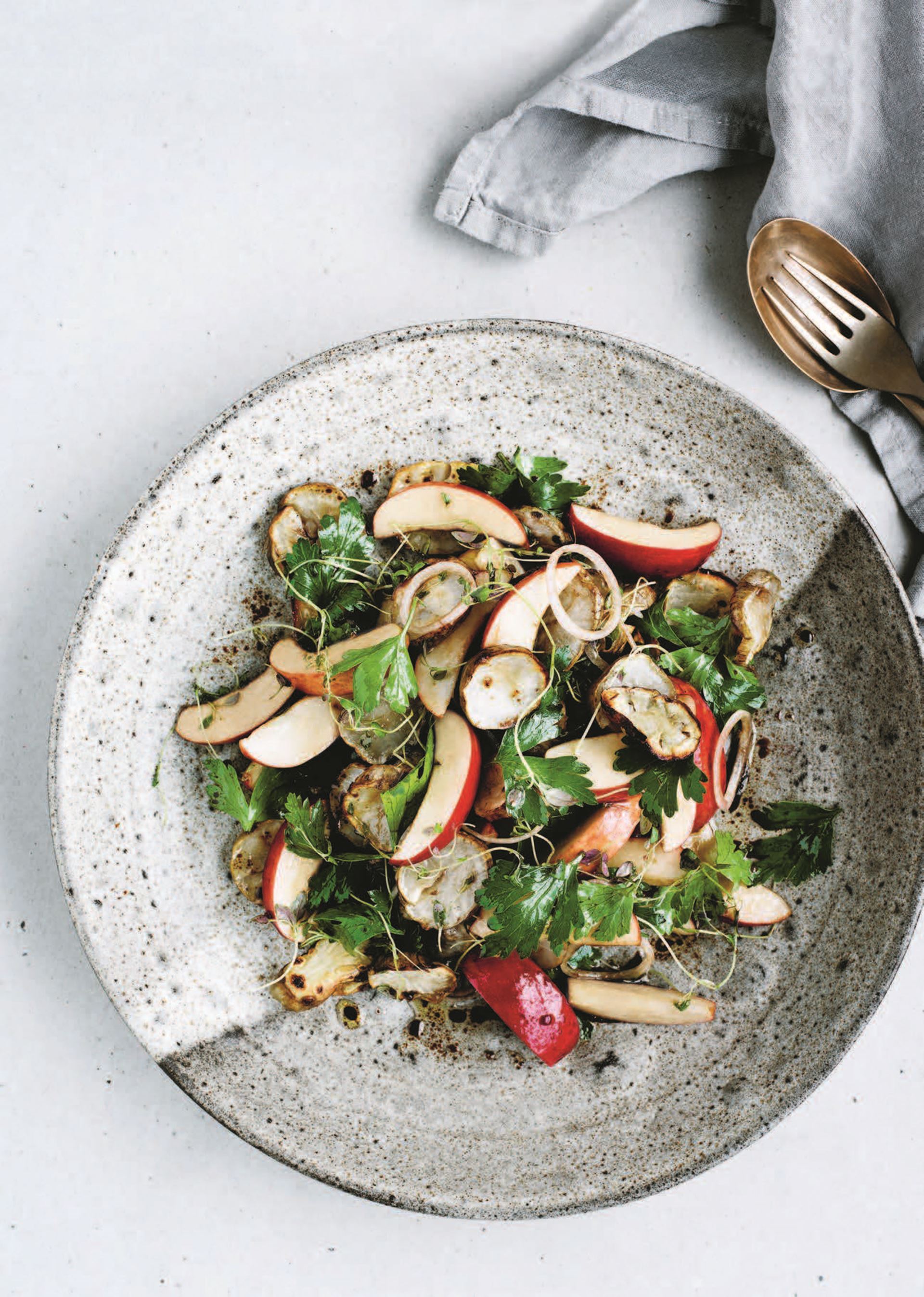 Vegansk perlebyg med svampe og æbler