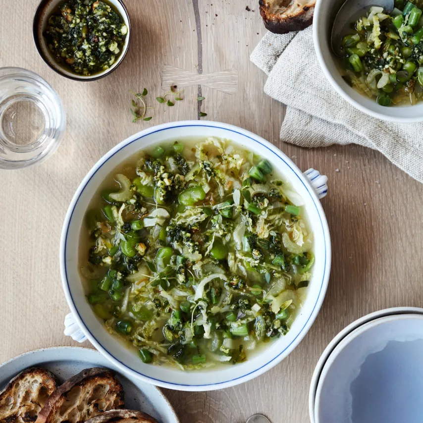 Sommer-ribollita med hestebønner, grønne bønner, savoykål og grillet brød