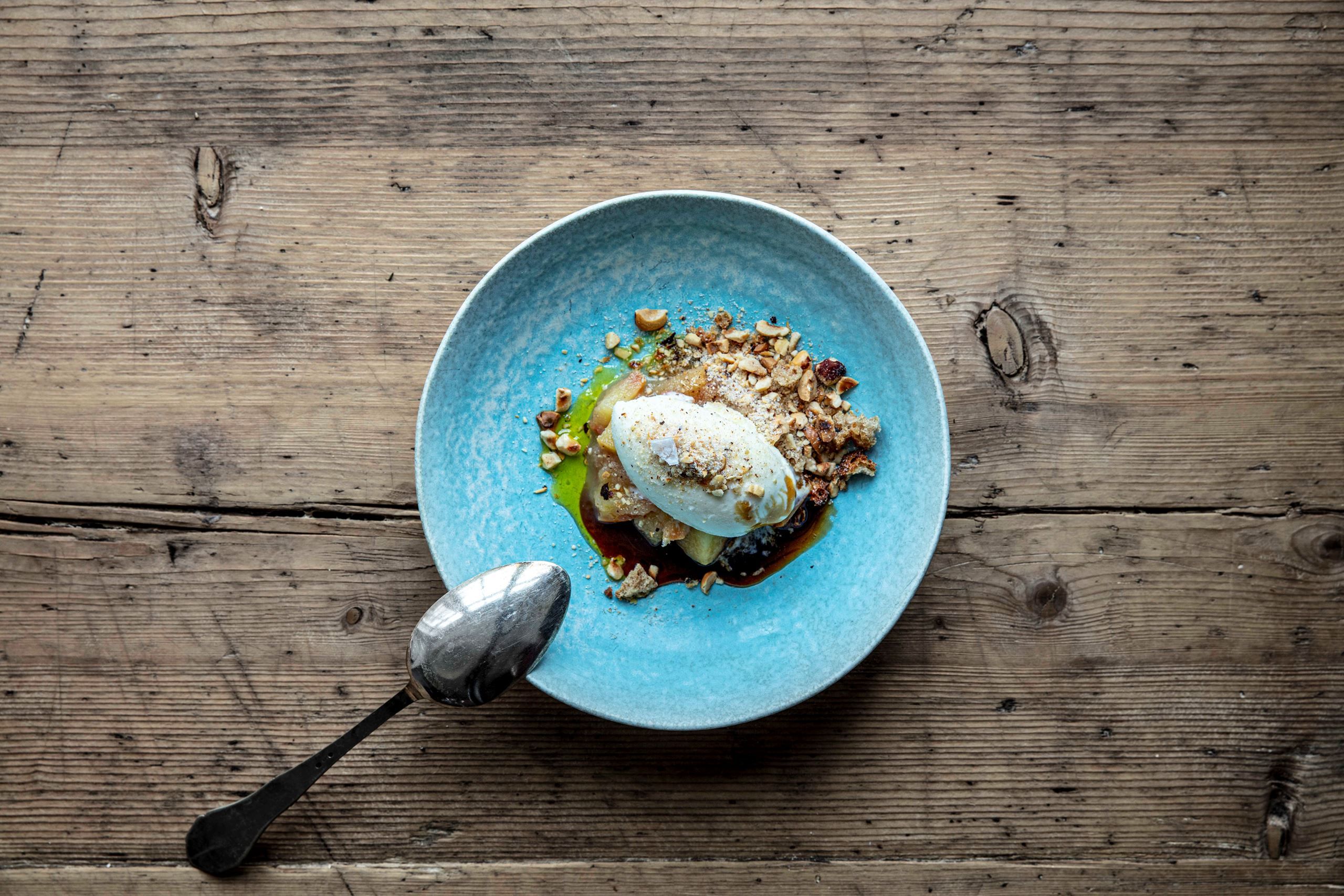 Is på rygeost med æblekompot og knas