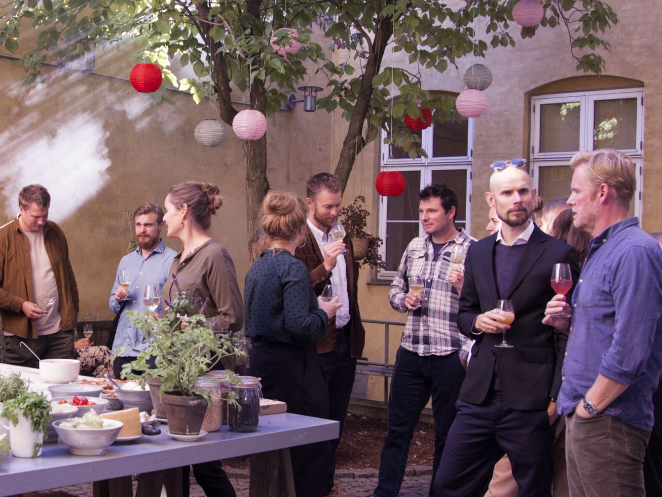 Billede af fællesmiddag i Meyers Madhus