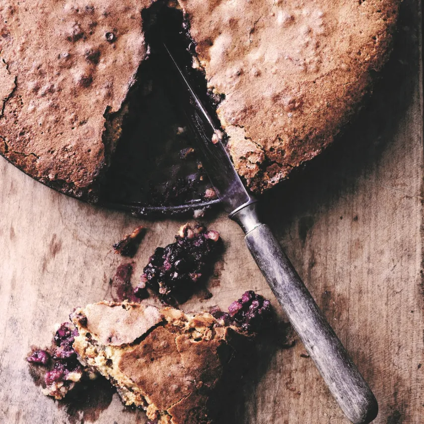 Mandelkage med brombær og hvid chokolade