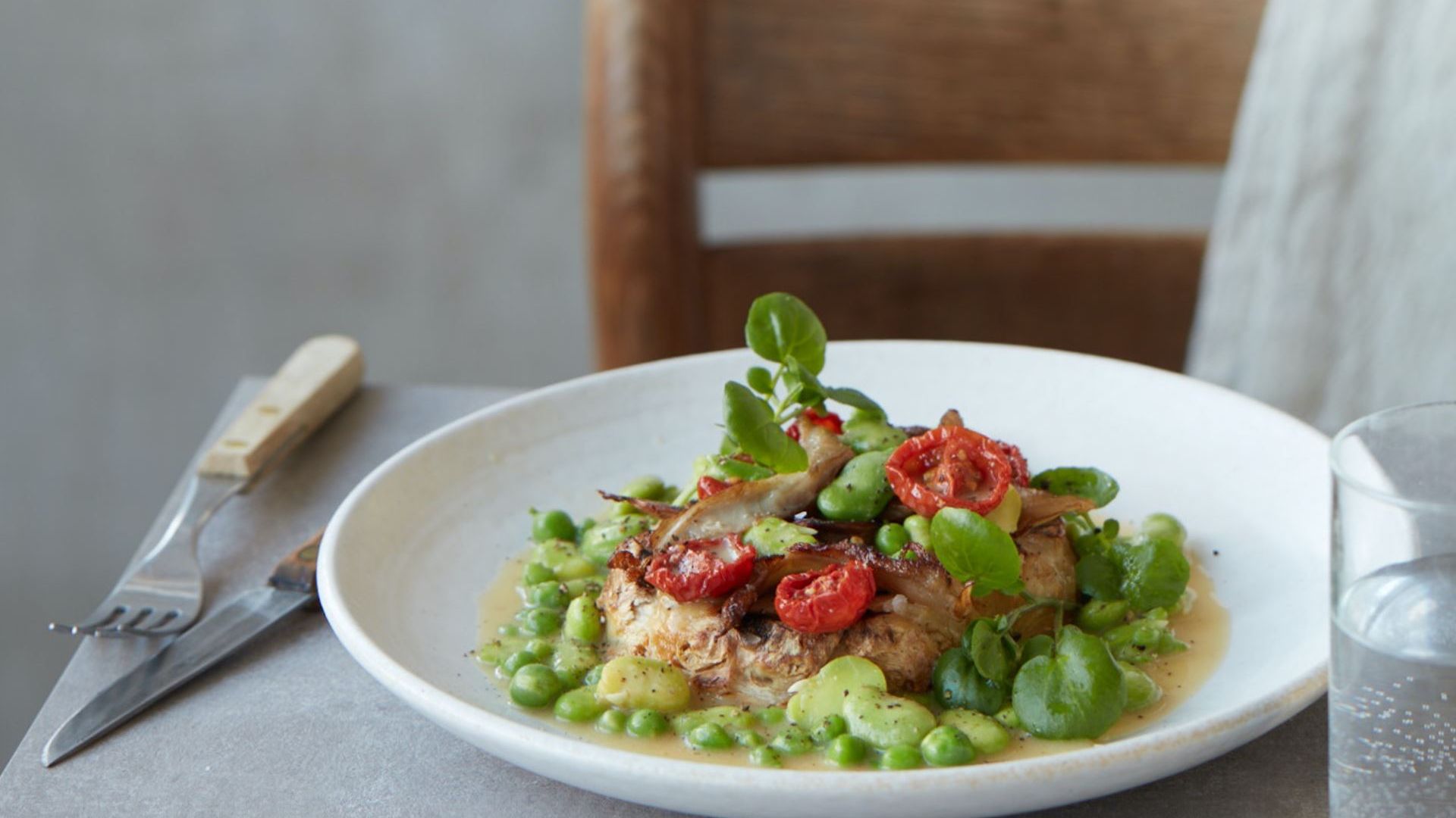 Bagt og grillet selleri med stegte østershatte, langtidsbagte tomater og hestebønneragout