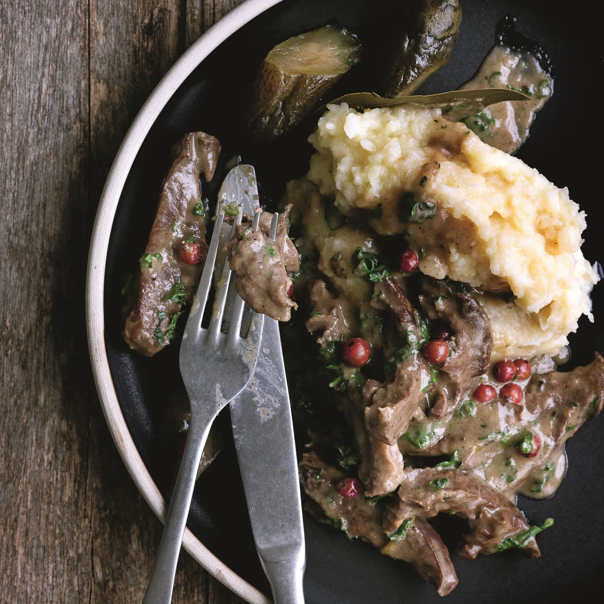 Hjerter i flødesovs med persille, rønnebær og mos af knoldselleri og kartofler