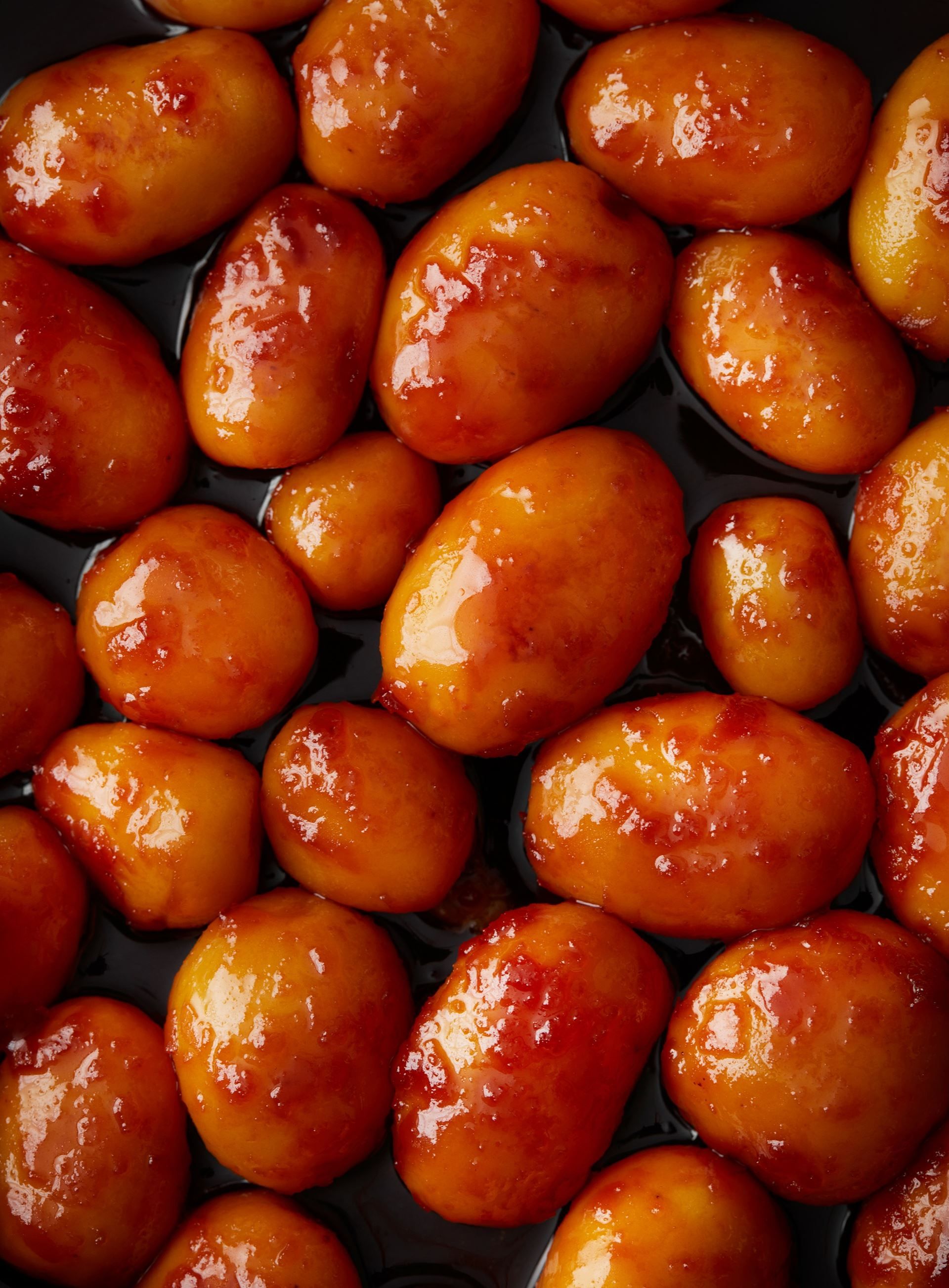 Brunede kartofler af vand, sukker og smør