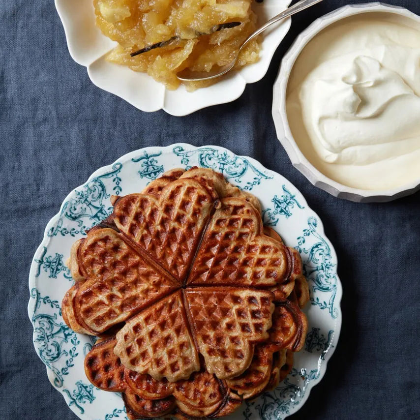 Havrevafler med kastanje, æblekompot og letpisket flødeskum