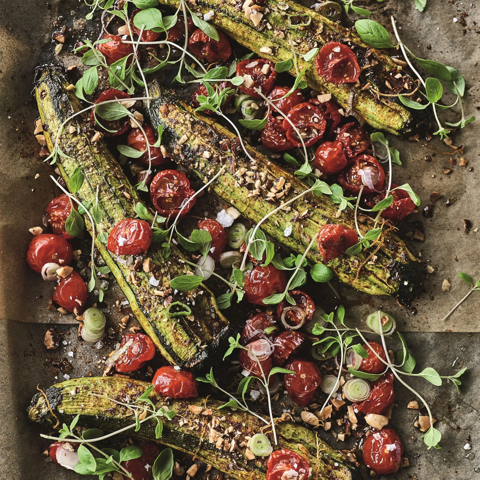 Langtidsbagte squash med tomater