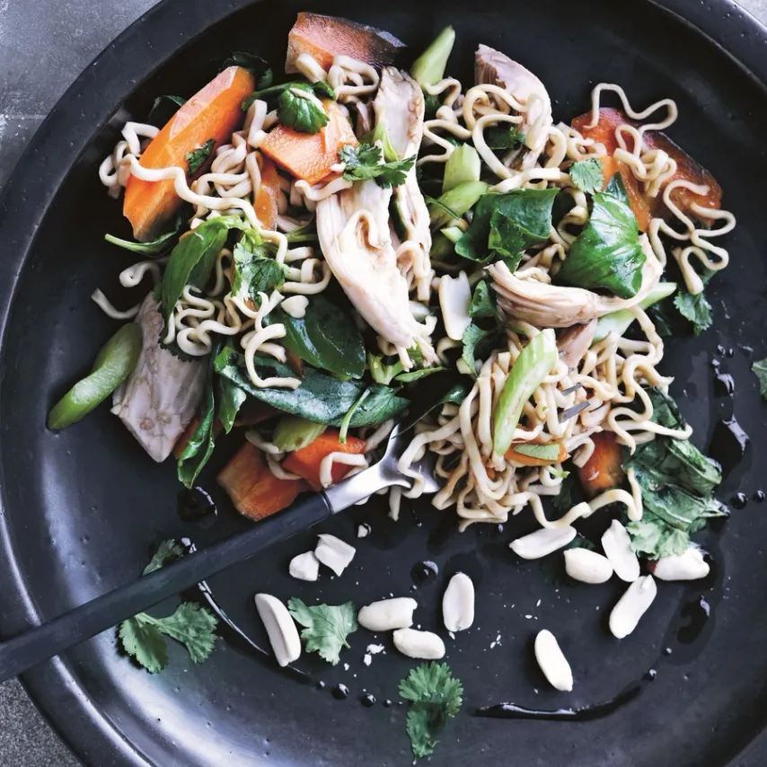 Nudelsalat med kylling og jordnødder
