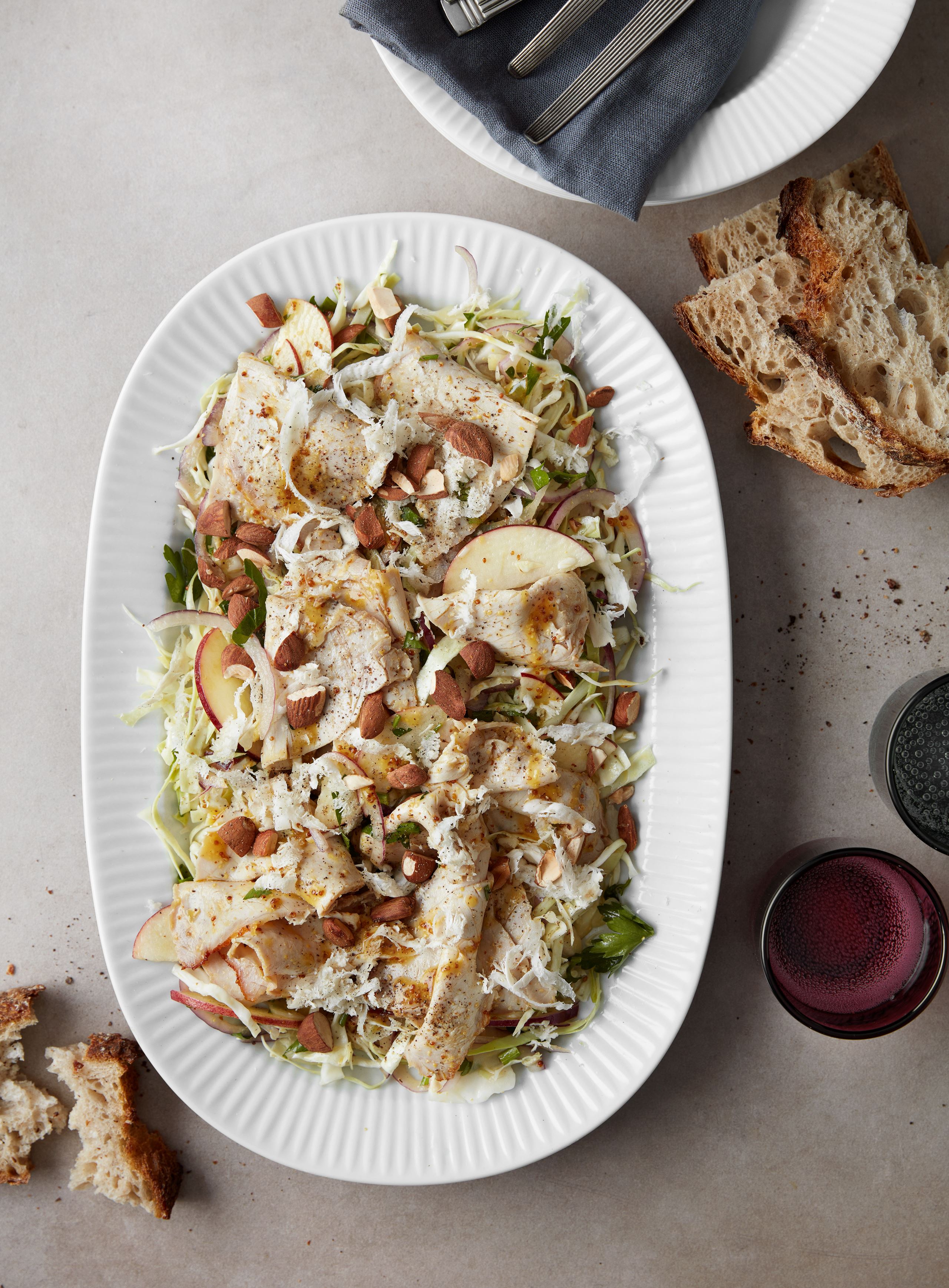 Kålsalat med kamsteg, æbler, mandler og peberrodsdressing