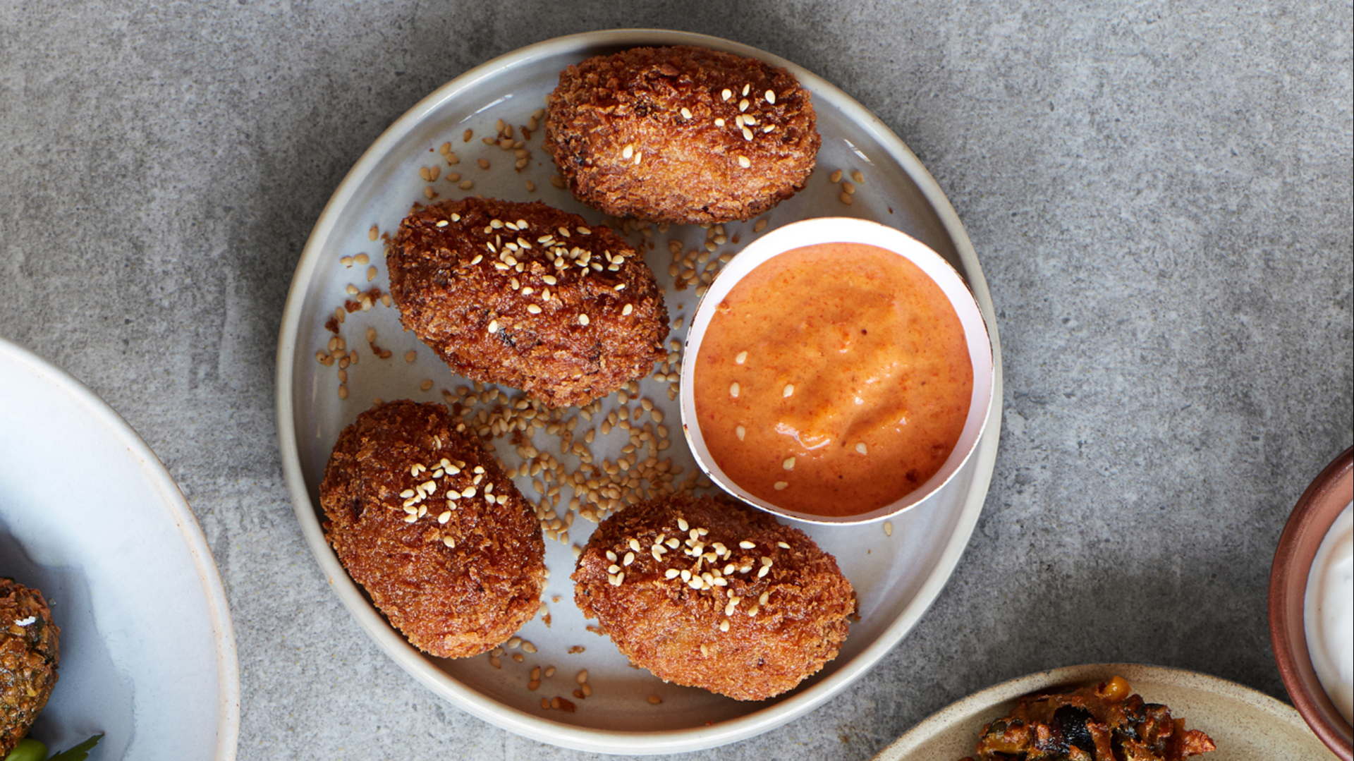 Aubergine- og sesamkroketter med peberfrugtdip