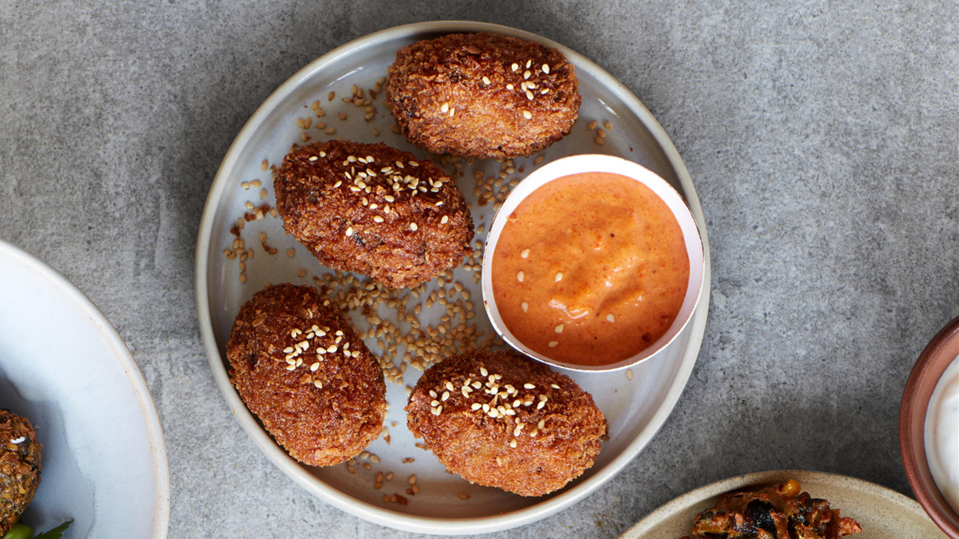 Aubergine- og sesamkroketter med peberfrugtdip