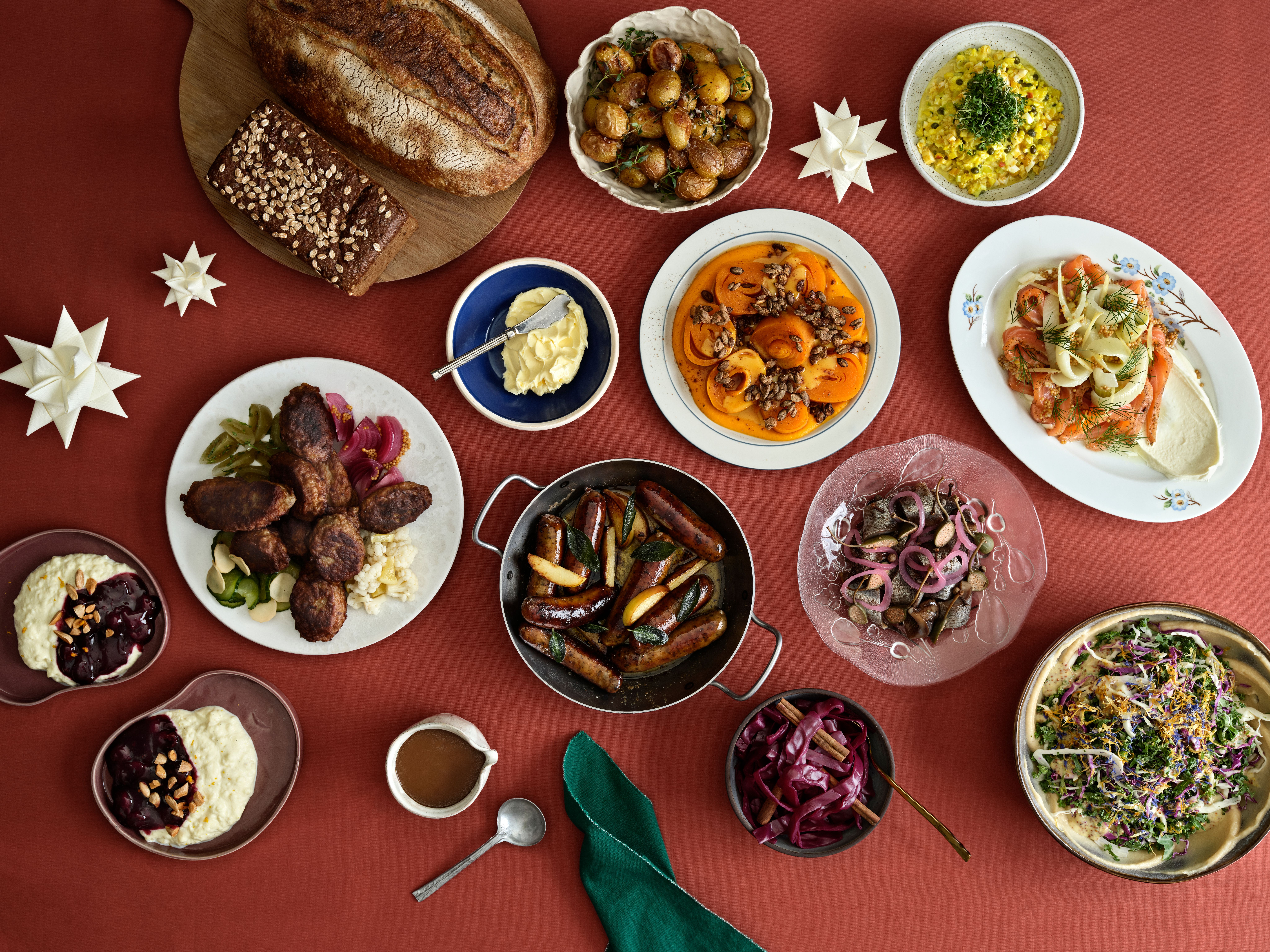 DKK 295,- ex moms hvis I selv opvarmer maden
DKK 320,- ex moms hvis maden skal leveres varm og klar til at stille på buffet 