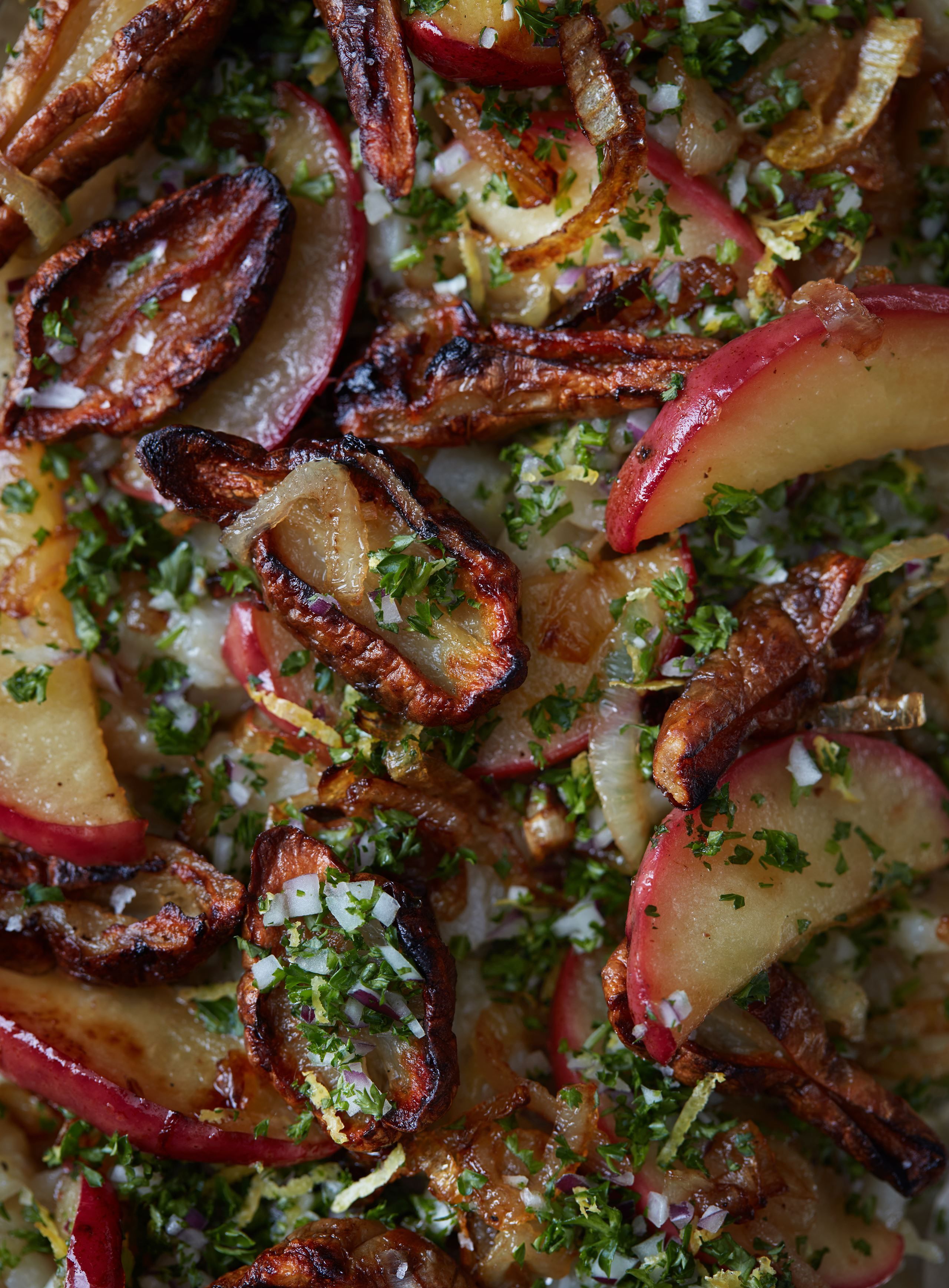 Sprøde jordskokker med stegte æbler, løg og gremolata