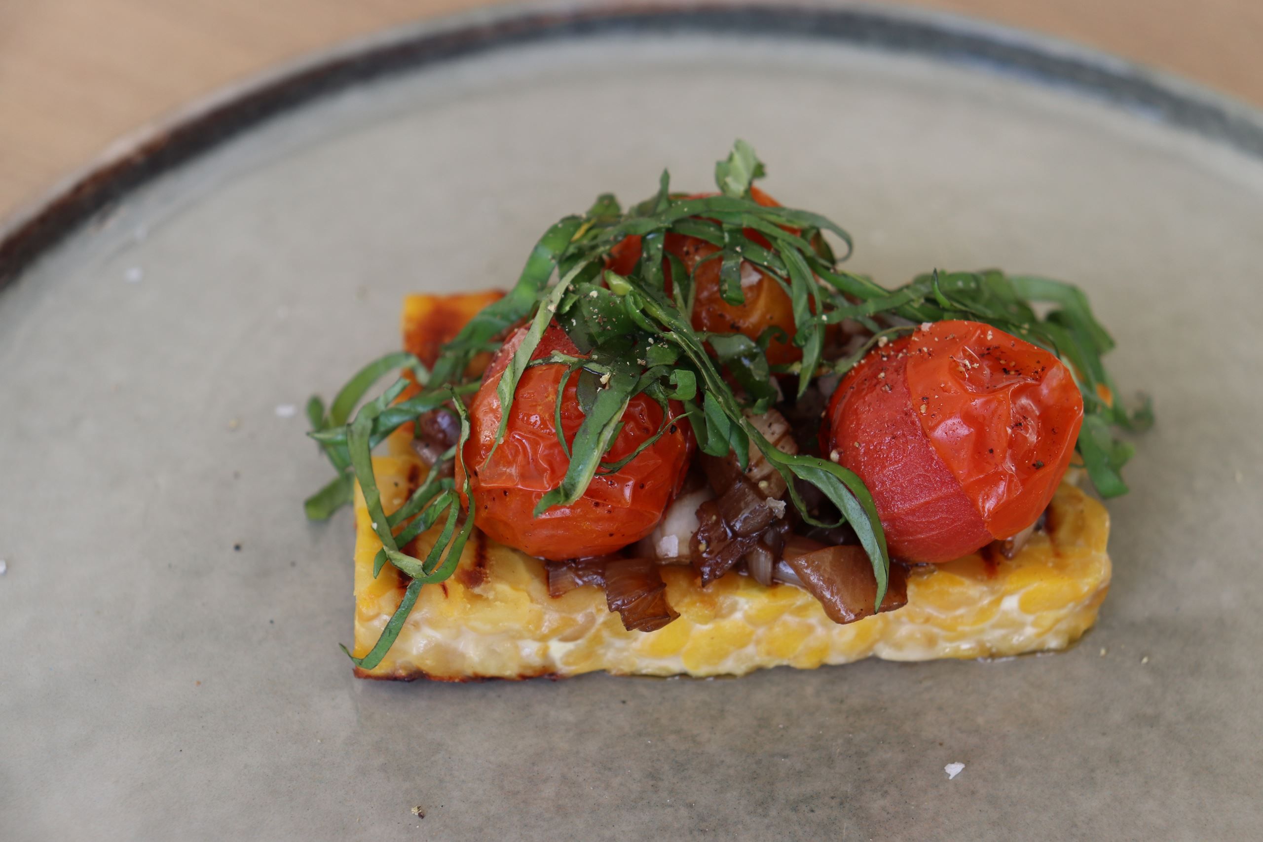 Forret - tempeh med syltede cherrytomater