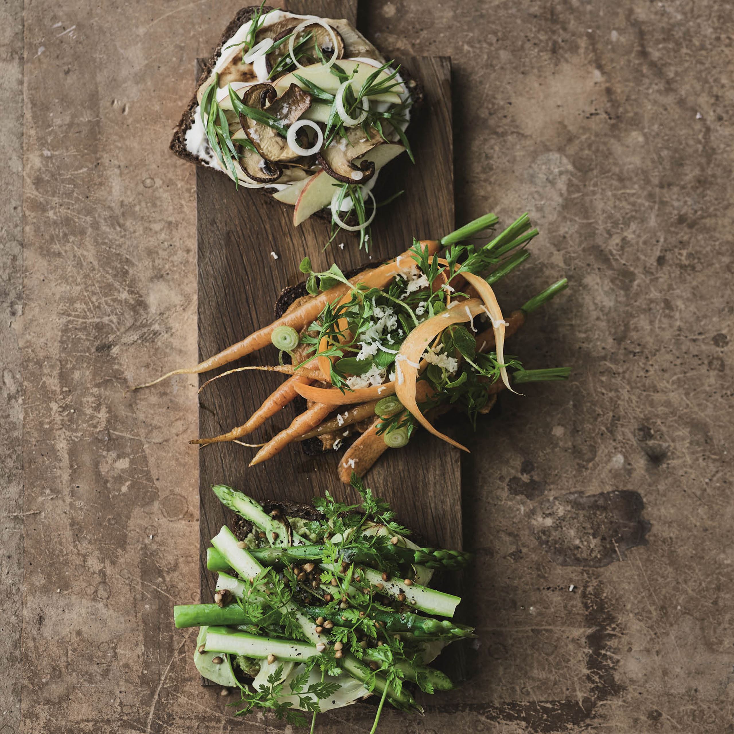 Saltbagt selleri på rugbrød med svampe, æbler og estragon