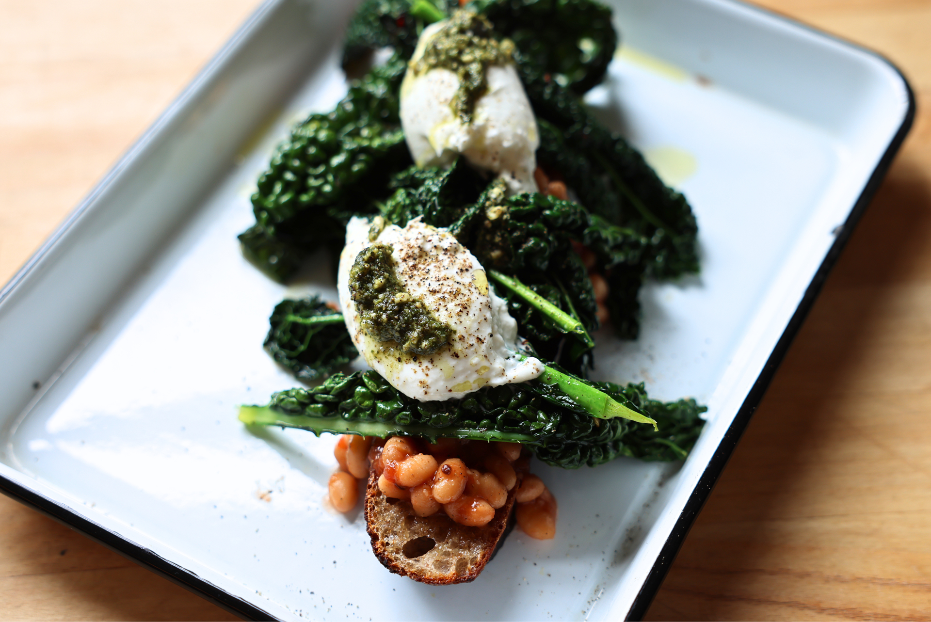 Bruschetta med baked beans og burrata