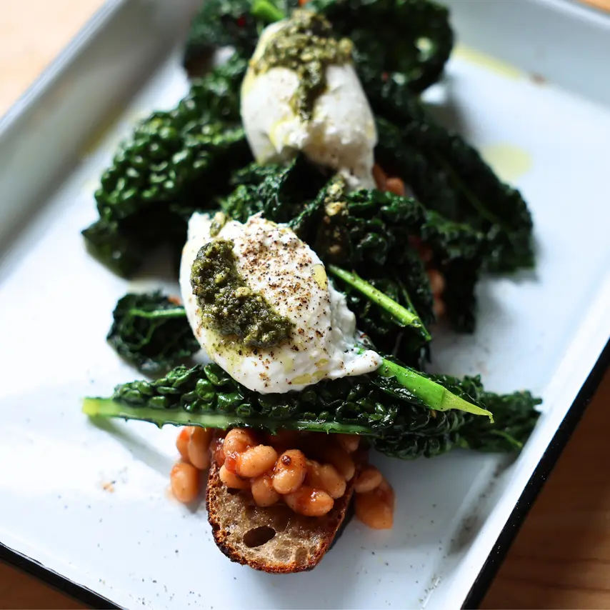 Bruschetta med baked beans og burrata