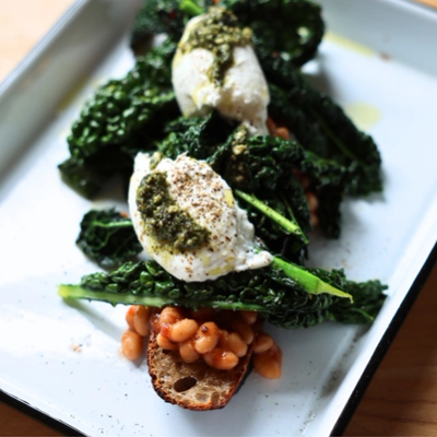 Bruschetta med baked beans og burrata