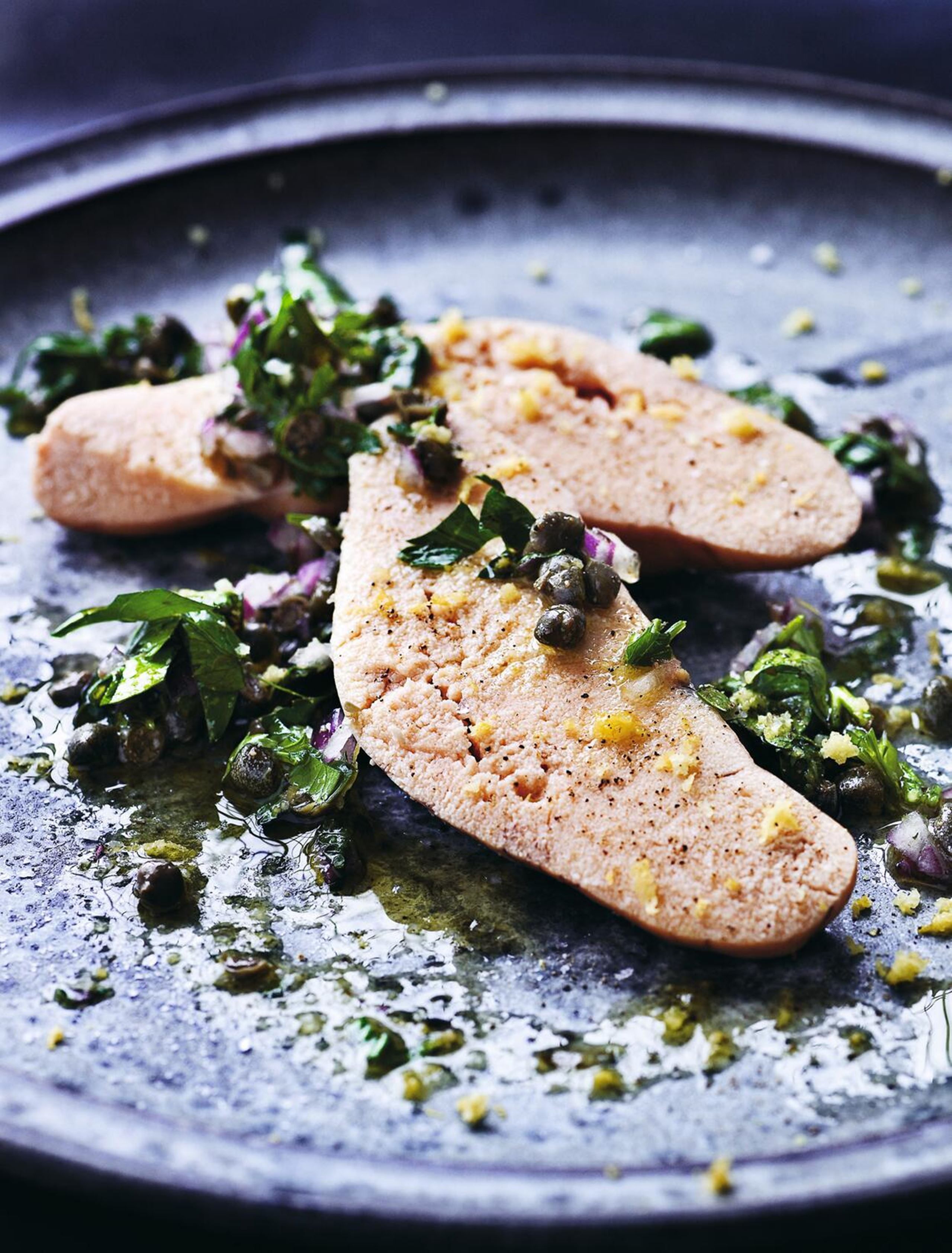 Salat af fermenteret hvidkål og ristet torskerogn