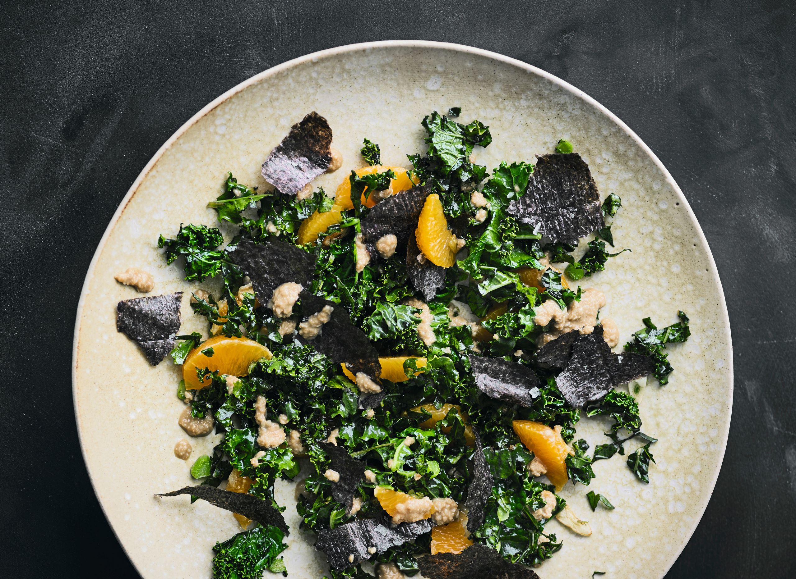 Salat af stegt og råmarineret grønkål med clementiner og sesamdressing