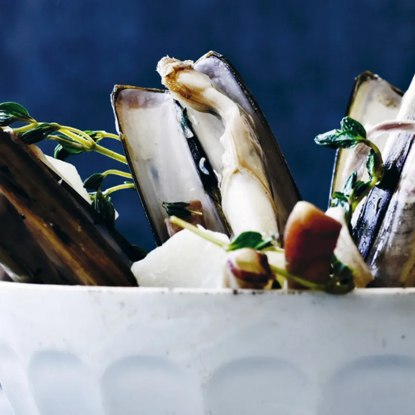 Dampede muslinger med jordskokker, løg og hvide bønner