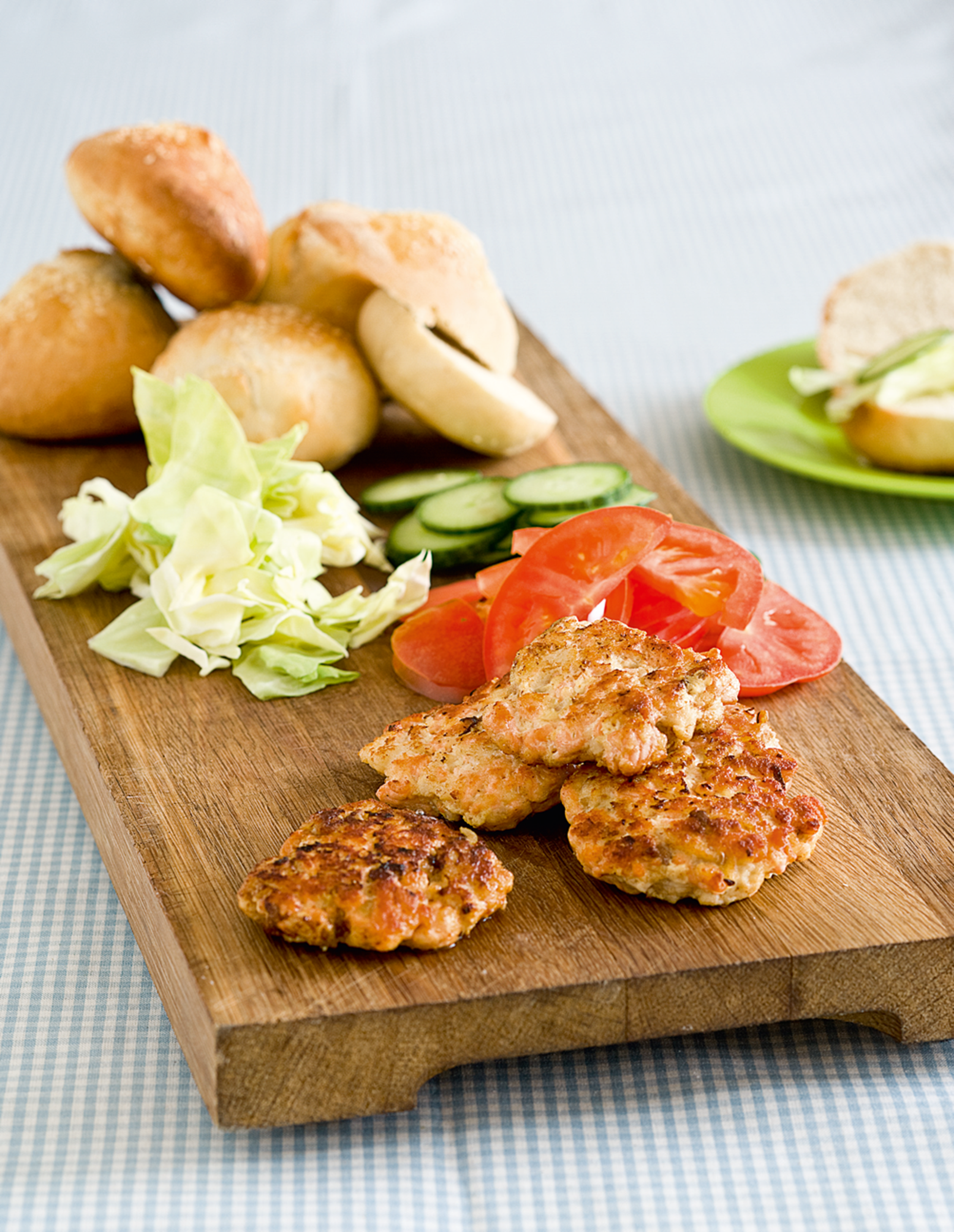 Fiskeburger med tomat-æblecreme