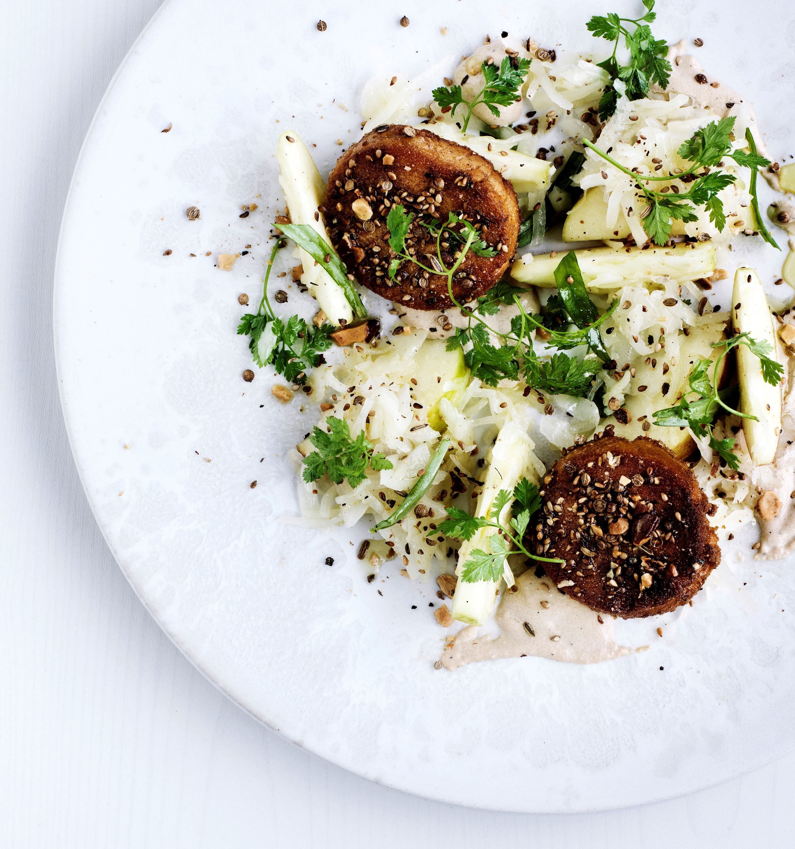 Salat af fermenteret hvidkål og ristet torskerogn
