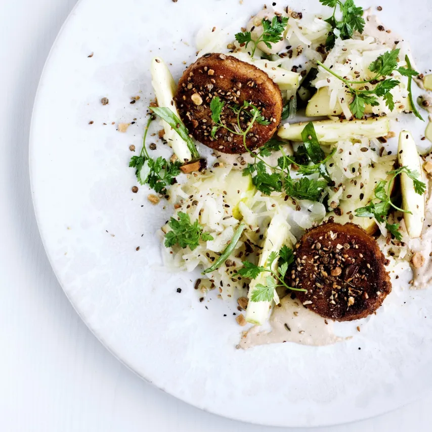 Salat af fermenteret hvidkål og ristet torskerogn